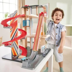 Hape Parkeringshus inkl. stunt-rampe