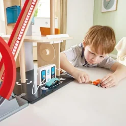 Hape Parkeringshus inkl. stunt-rampe
