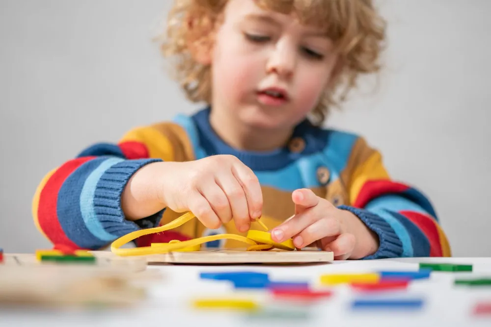 Snørebræt - Form, farver og finmotorik